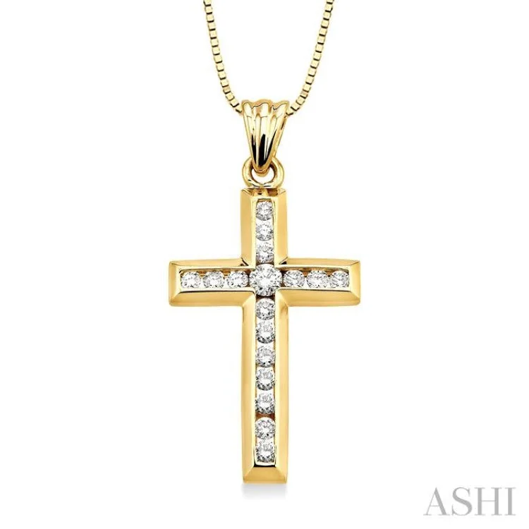 1/2 Ctw Round Cut Diamond Cross Pendant in 14K Yellow Gold with Chain