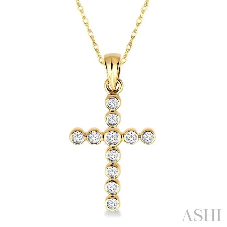 1/4 Ctw Round Cut Diamond Cross Pendant in 14K Yellow Gold with Chain