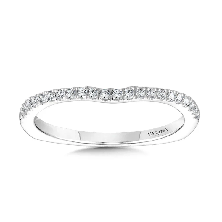 This true-fit matching wedding band is as perfect of a match for its engagement ring as you are for the one you love.