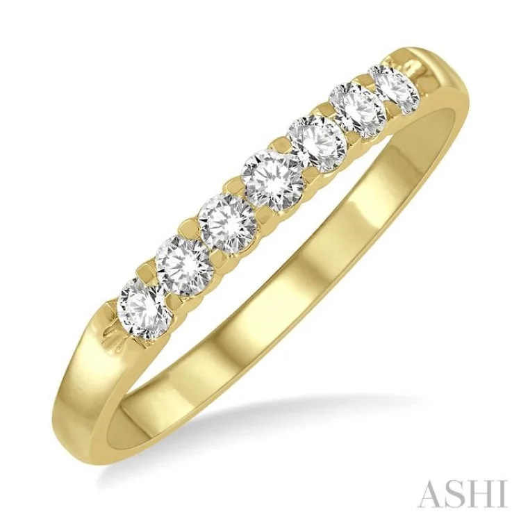 1/4 ctw 7 Stone Round Cut Diamond Wedding Band in 14K Yellow Gold