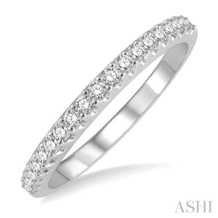 1/4 Ctw Round Cut Diamond Wedding Band in 14K White Gold