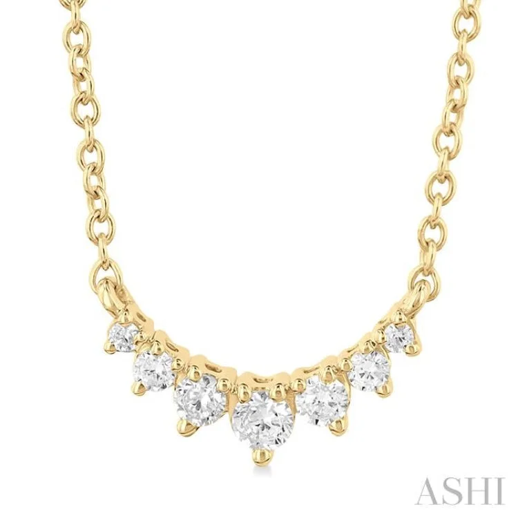 1/8 Ctw Graduated Diamond Smile Necklace in 14K Yellow Gold